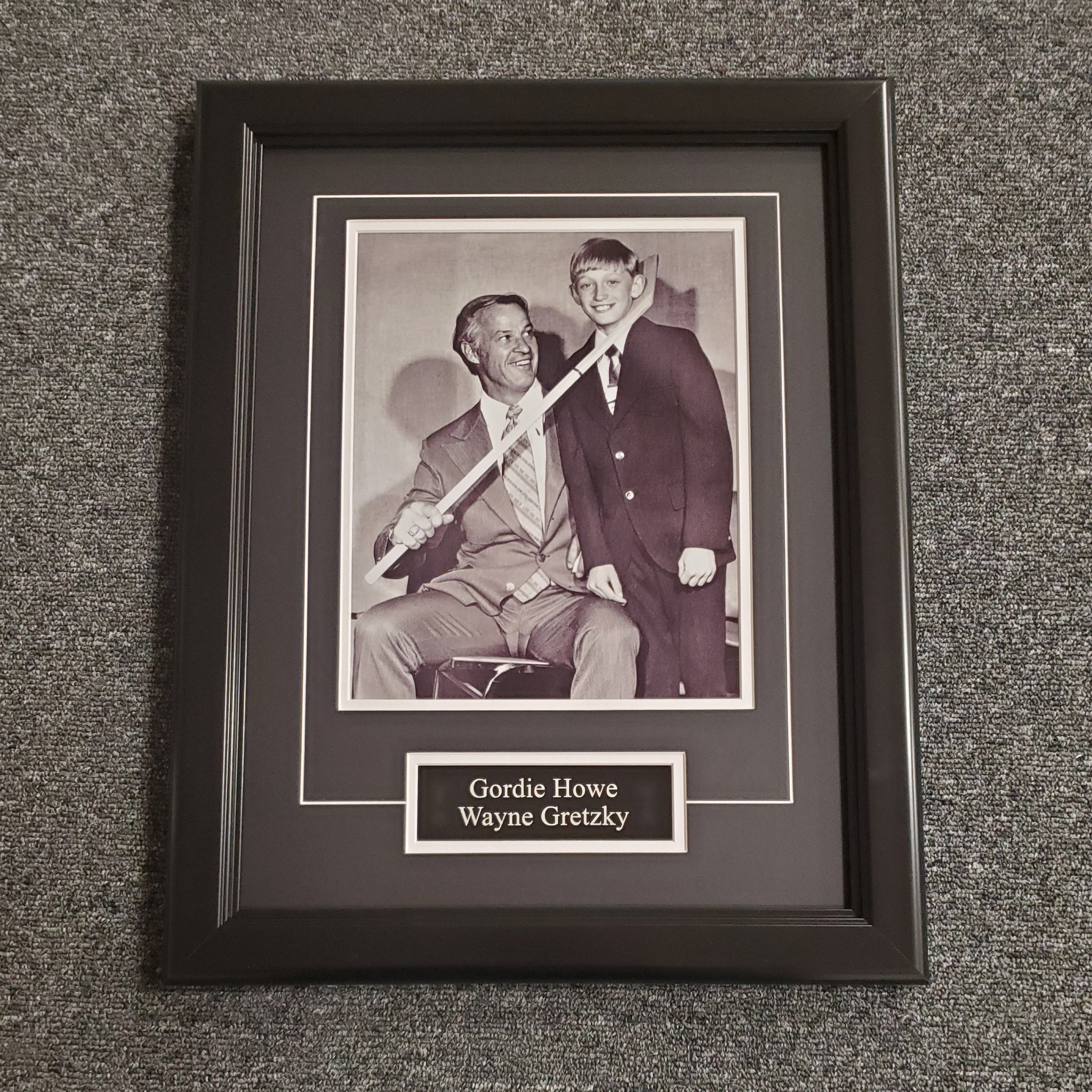 Gordie Howe & Wayne Gretzky Unsigned 8x10 (0470)